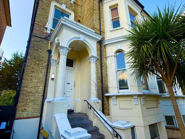 Flat for sale in Surbiton, Greater London