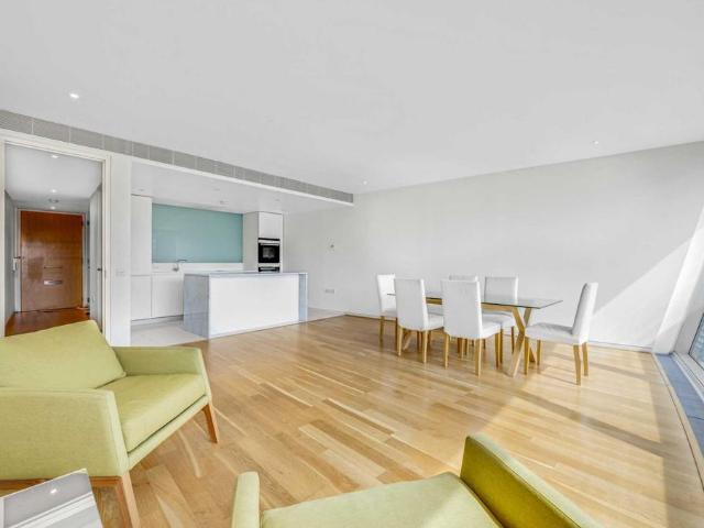 Flat for sale in Battersea, Greater London