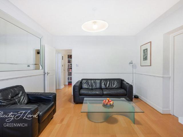 Flat for sale in Greenwich Town Centre, Greater London