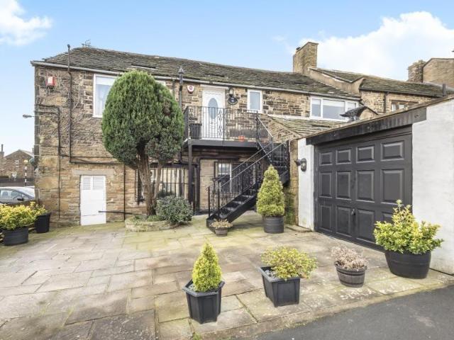 Flat for sale in Greengates, West Yorkshire