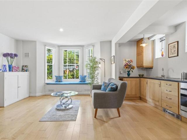 Flat for sale in Clapham Junction, Greater London