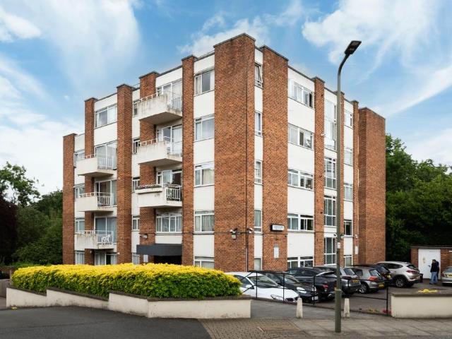 Flat for sale in Temple Fortune, Greater London