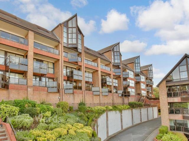 Flat for sale in Borstal, Rochester
