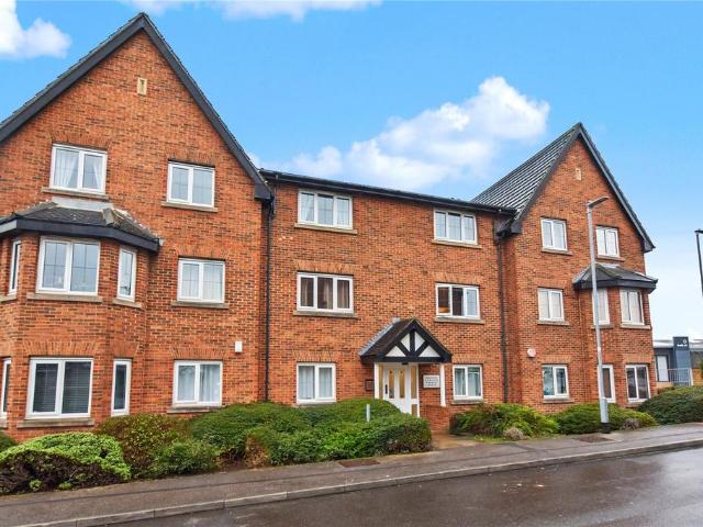Flat for sale in Farsley, West Yorkshire