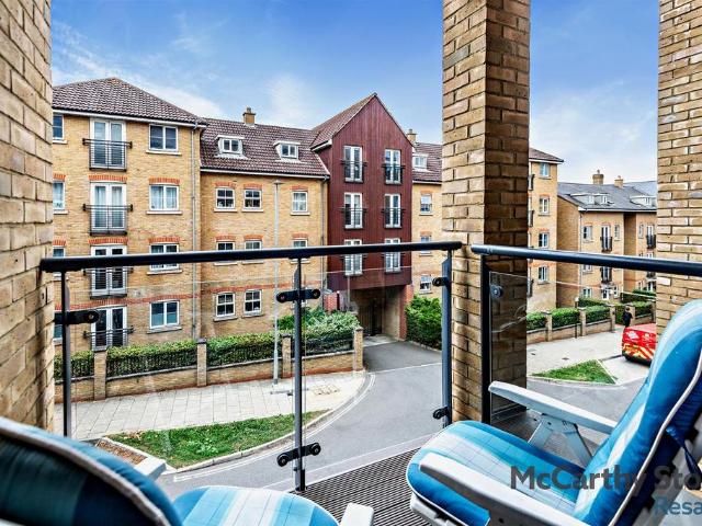 Flat for sale in Hertford, Colliers End