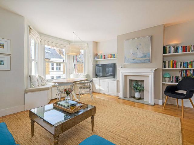 Flat for sale in Clapham Junction, Greater London