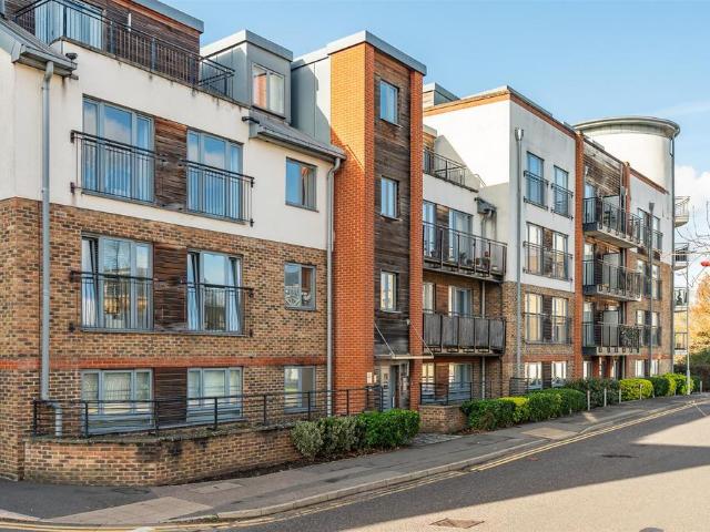 Flat for sale in Hertford, Colliers End