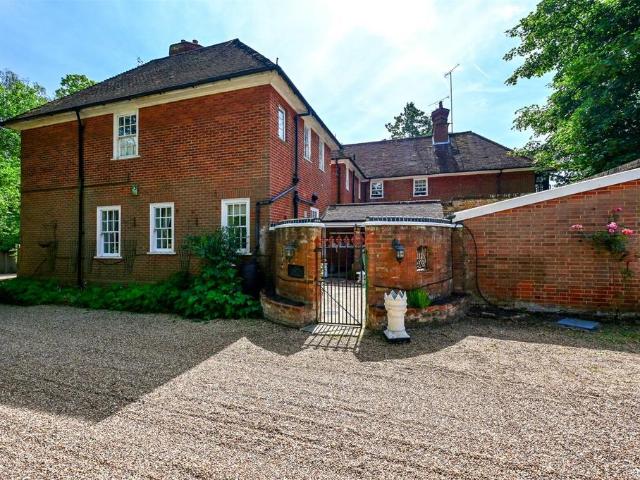 Flat for sale in Fleet, Hart