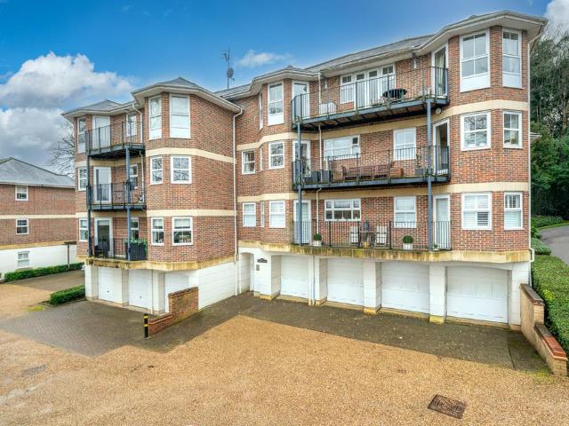 Flat for sale in Ashlyns Estate, Pouchen End