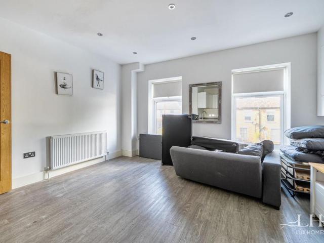 Flat for sale in The Galleries, Navestock Side