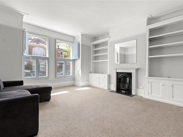 Flat for sale in Upper Tooting, Greater London