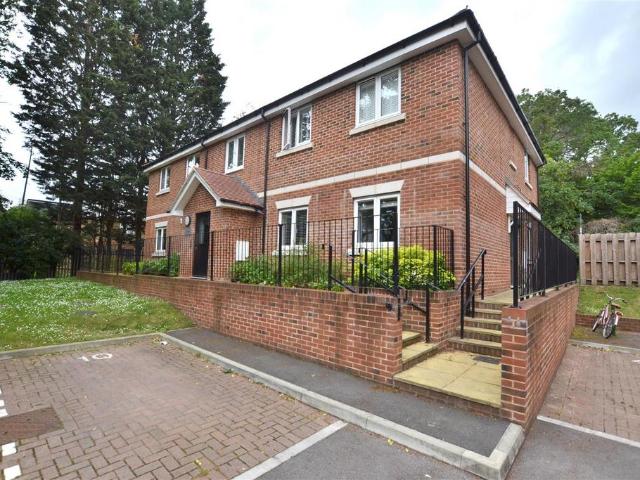 Flat for sale in Fleet, Hart