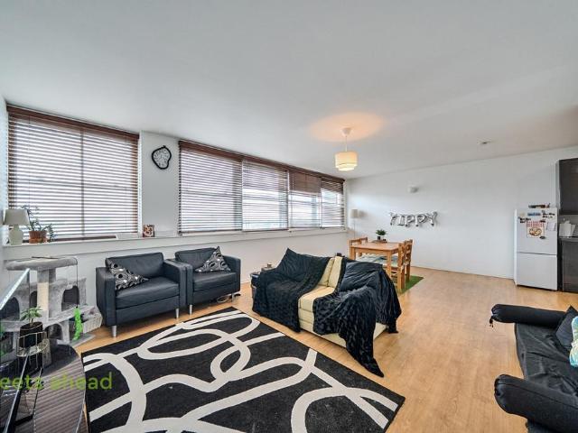 Flat for sale in London Borough of Croydon, Greater London