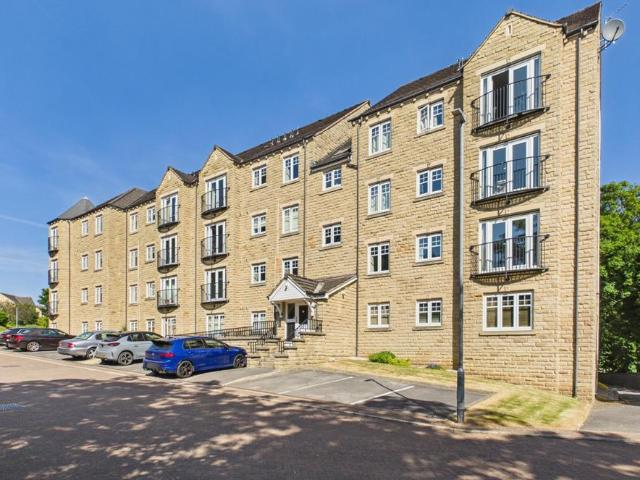 Flat for sale in Lindley, West Yorkshire