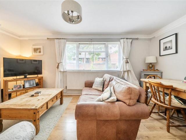 Flat for sale in London Borough of Ealing, Perivale