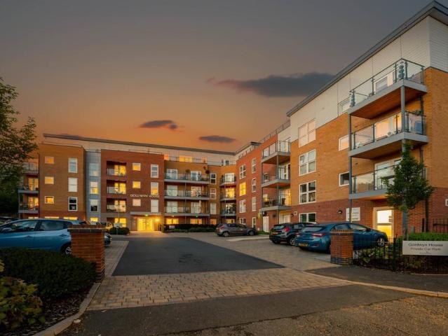 Flat for sale in Elstree and Borehamwood, Borehamwood
