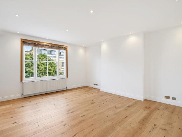 Flat for sale in Earl's Court, Greater London