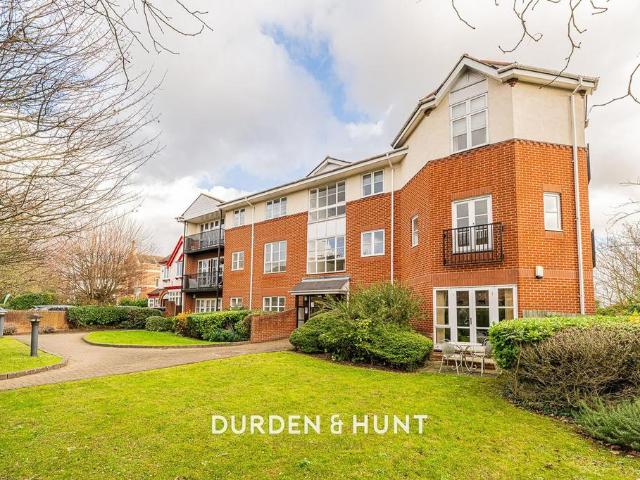 Flat for sale in Upminster, Greater London