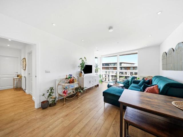 Flat for sale in Royal Borough of Greenwich, Greater London