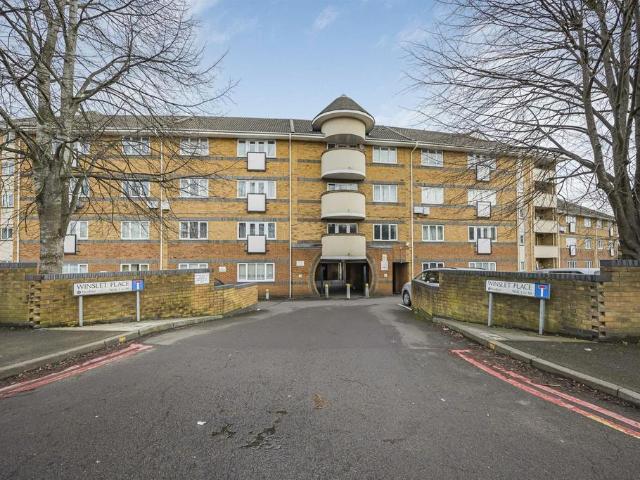 Flat for sale in Dee Park, Reading