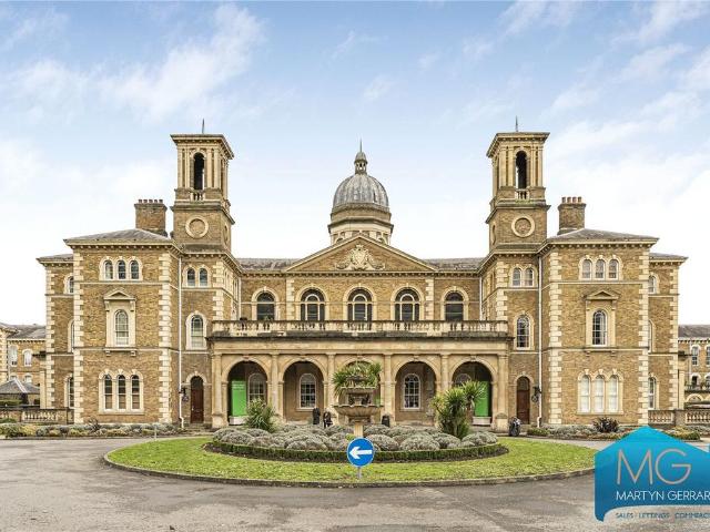 Flat for sale in Friern Barnet, Greater London