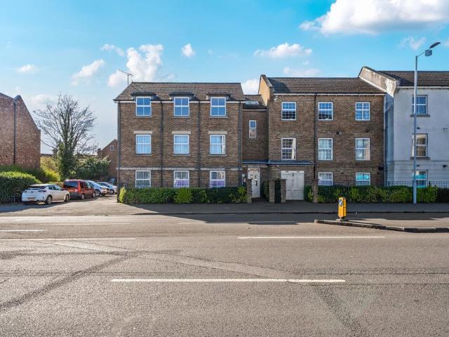 Flat for sale in Dunstable, Bedfordshire