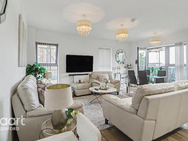 Flat for sale in London Borough of Ealing, Greater London
