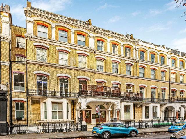 Flat for sale in Earl's Court, Greater London