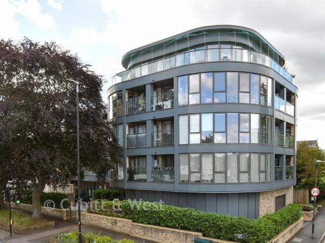 Flat for sale in Wallington, Greater London