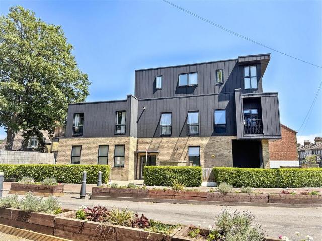 Flat for sale in Canning Town, Greater London