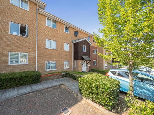 Flat for sale in Hertford, Colliers End