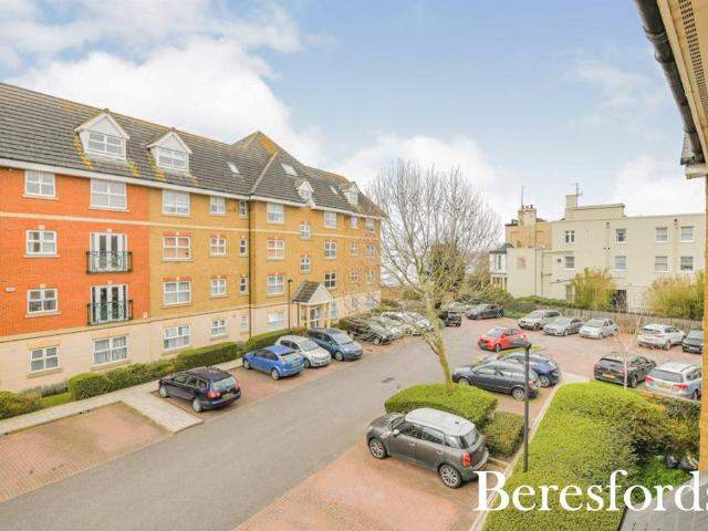 Flat for sale in Purfleet, Essex