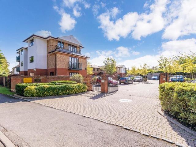 Flat for sale in Bray Wick, Maidenhead