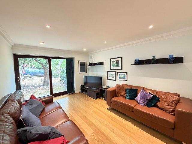 Flat for sale in Brondesbury, Greater London