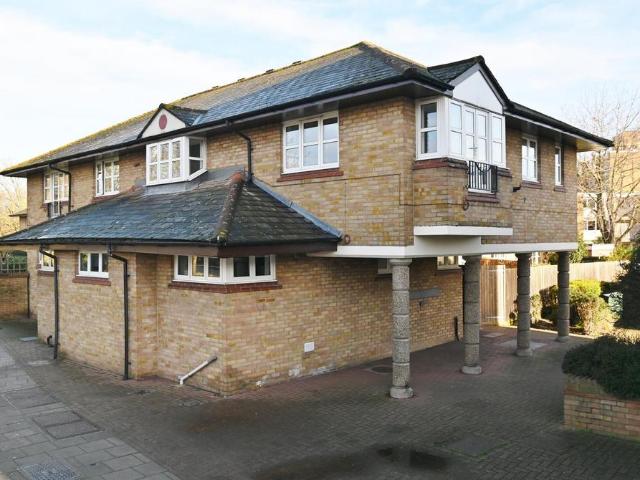 Flat for sale in Strawberry Hill, Greater London