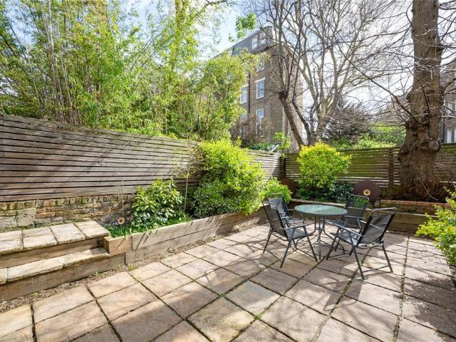 Flat for sale in Earl's Court, Greater London