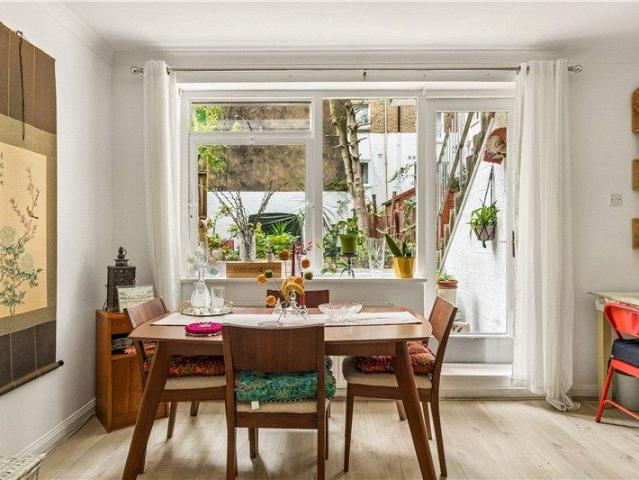Flat for sale in South Kensington, Greater London
