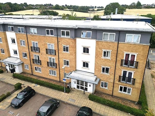Flat for sale in Batchworth, Hertfordshire
