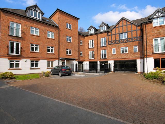 Flat for sale in Knutsford