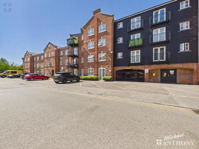 Flat for sale in Southcourt, Aylesbury