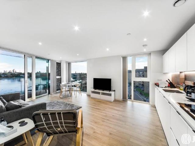 Flat for sale in Woodberry Down, Stamford Hill