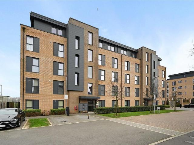Flat for sale in Brent Cross, Greater London