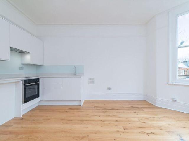 Flat for sale in Maida Vale, Greater London