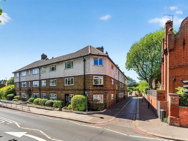 Flat for sale in Battersea, Greater London