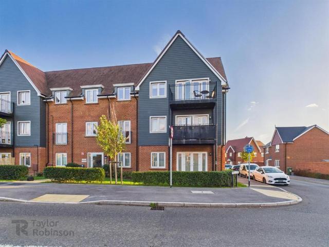 Flat for sale in Kilnwood Vale, Horsham
