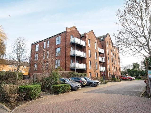 Flat for sale in Yiewsley, Greater London