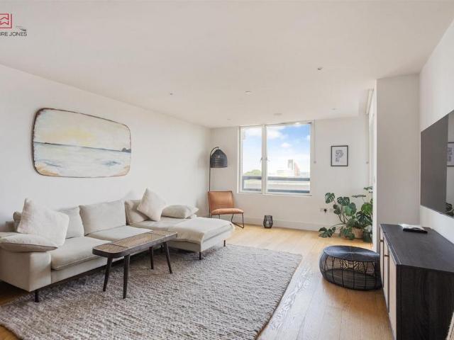 Flat for sale in Putney, Greater London