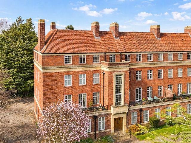 Flat for sale in The Slade, Oxfordshire