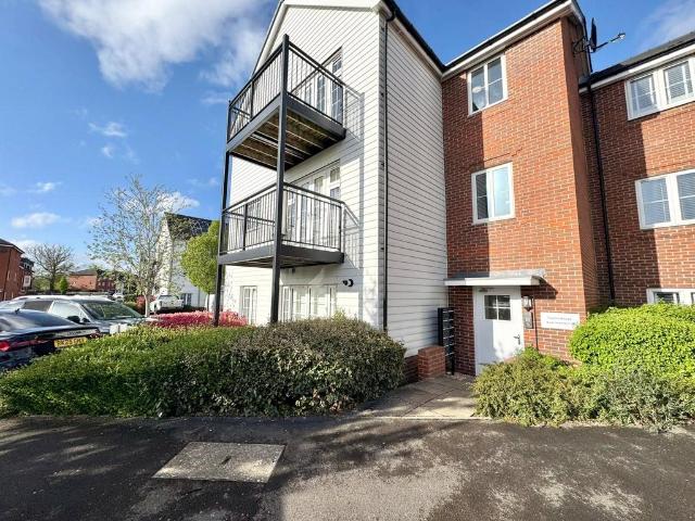 Flat for sale in Hart, Hampshire