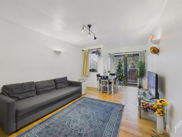 Flat for sale in Kenton, Greater London